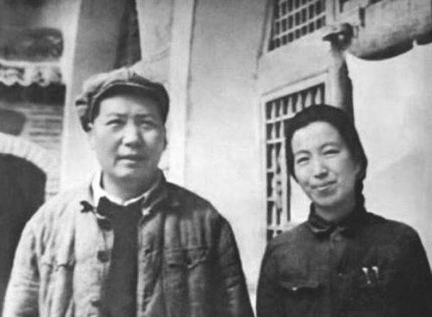 Mao_and_Jiang_Qing_1946