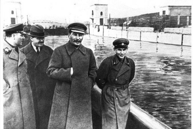 Voroshilov_Molotov_Stalin_with_Nikolai_Yezhov-674x450