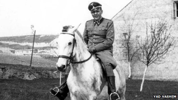 Amon Goeth en uniforme, montando un caballo