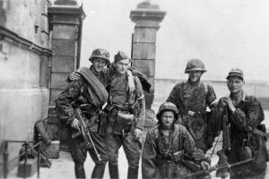 Warsaw_Uprising_by_Deczkowki_-_Kolegium_A_-15861-676x450