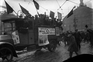 Militantes-del-KPD-repartiendo-propaganda-en-BerliCC81n-durante-las-elecciones-de-1924_62_733x491