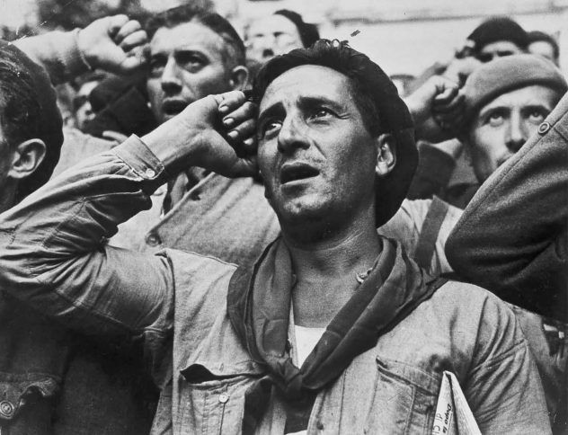 Despedida-de-las-Brigadas-Internacionales-foto-de-Robert-Capa-1938