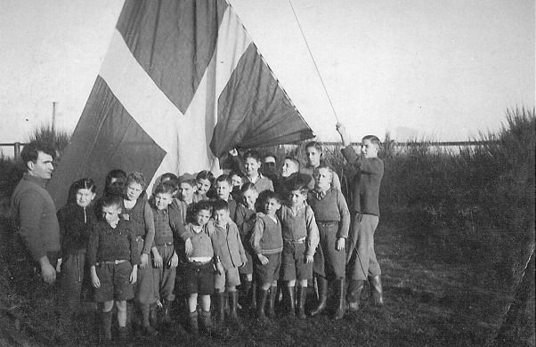 los-nic3b1os-espac3b1oles-de-dinamarca-en-hasmark-izando-bandera