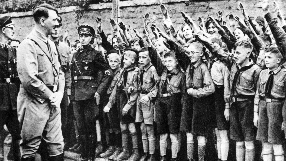 Una falange de pequeños entusiastas saluda a Hitler en Leipzig, en 1932. ÁLVARO GARCÍA