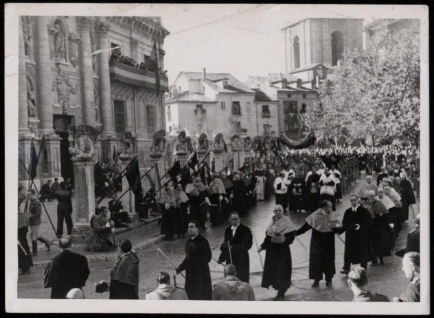 desfile-de-profesores-y-franco-bajo-palio-2