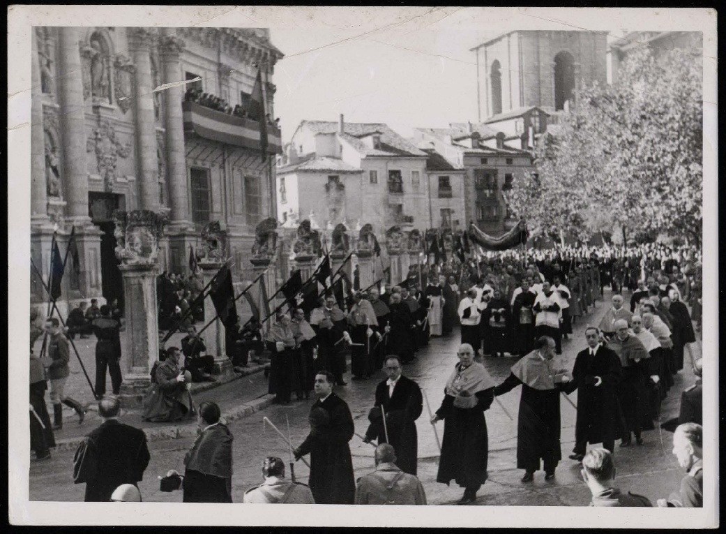 DESFILE DE PROFESORES Y FRANCO BAJO PALIO EN LA PLAZA DE LA UNIVERSIDAD DE VALLADOLID.