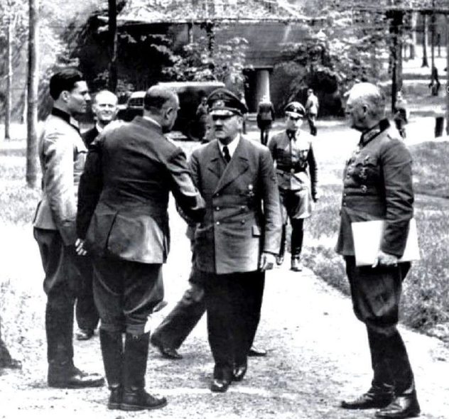 atentado-hitler-stauffenberg-saludo-992x558@LaVanguardia-Web