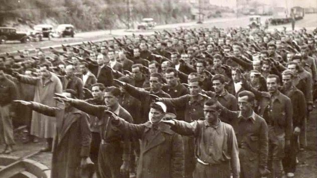 prisioneros-haciendo-saludo-fascista-campo-concentracion-irun-guipuzcoa-1552333713898