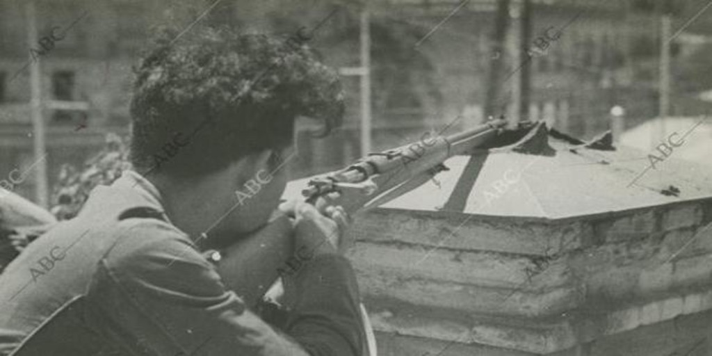 Madrid. 19/07/1936. Guerra Civil Española. Un milliciano republicano durante el combate con las tropas nacionales del Cuartel de la Montaña. - José Fiaz Casariego