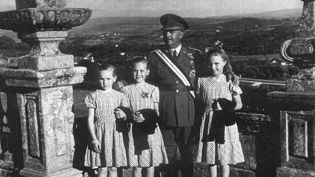 Franco y las tres hermanas fotografiados juntos.