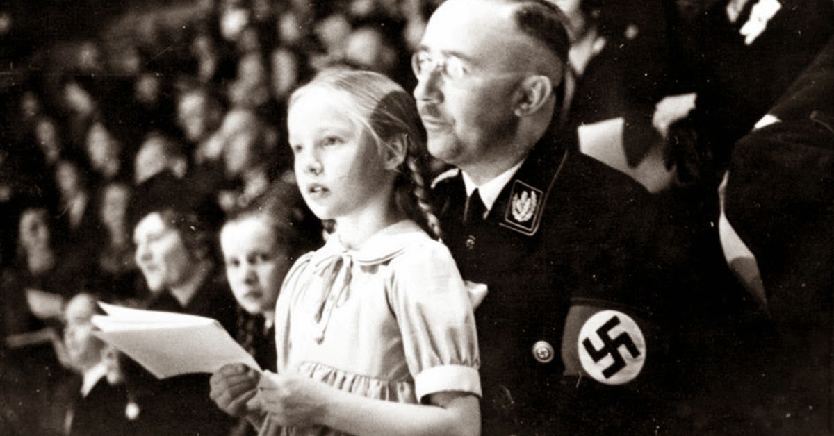 Gudrun Burwitz junto a su padre, Heinrich Himmler, el oficial nazi de más alto rango después de Adolf Hitler (AP)