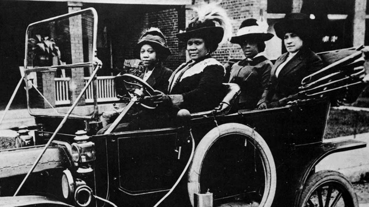 Sarah Breedlove, más conocida como Madam C. Walker, al volante de un automóvil en 1911. New York Public Library Smith Collection / Gado / Getty Images