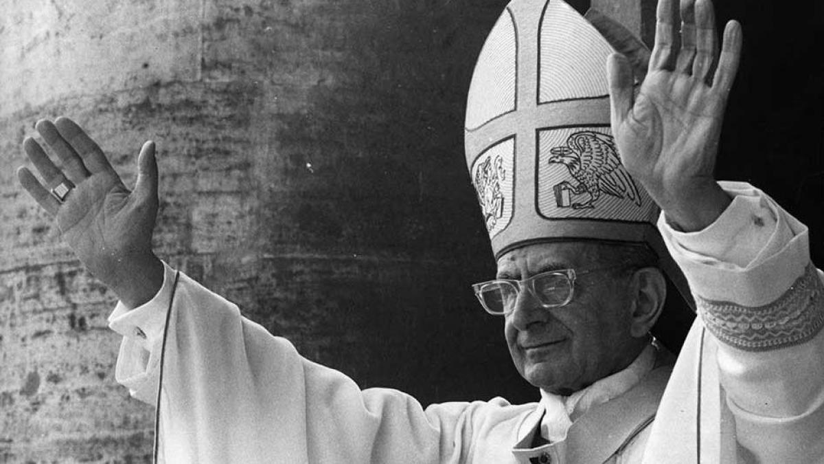 El papa Pablo VI en el balcón de la basílica de San Pedro en Roma, 1976 