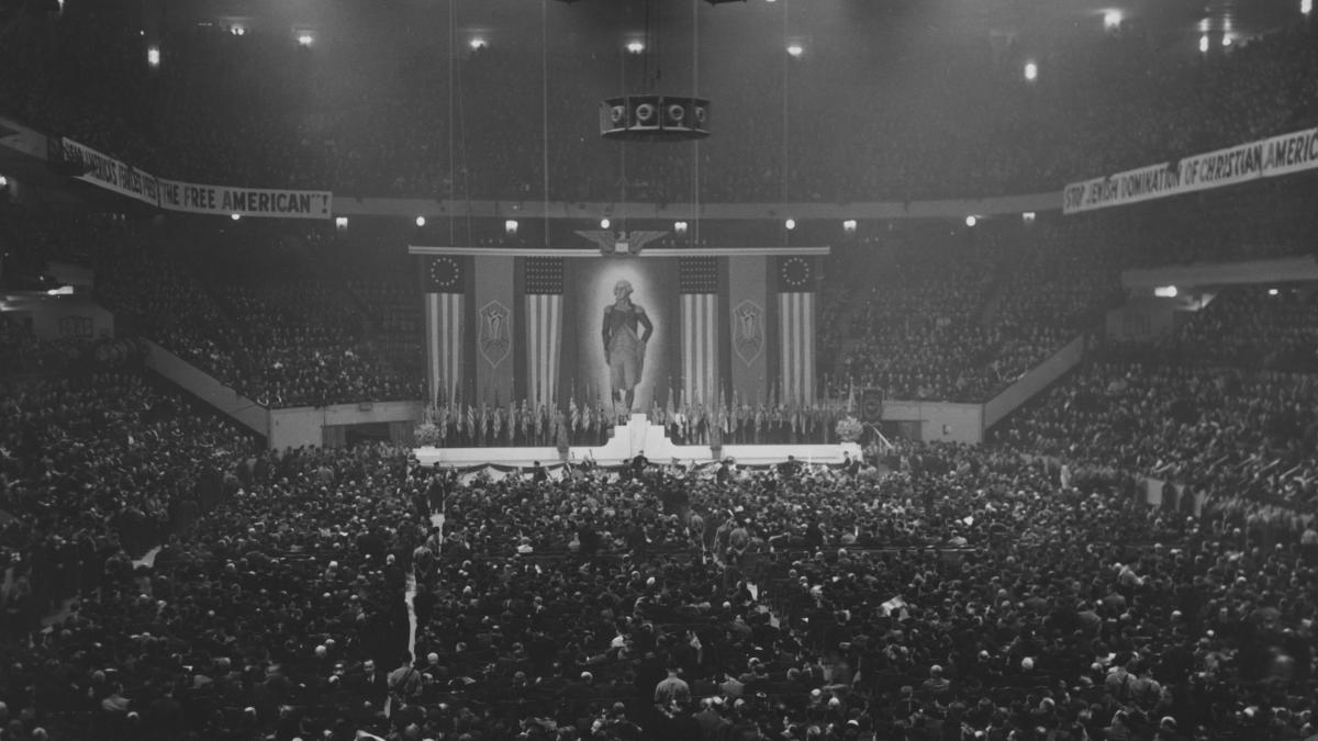 Banderas de los EE.UU., esvásticas y un retrato de George Washington en un mitin de la German American Bund, una organización nazi, en el Madison Square Garden de Nueva York, en febrero de 1939