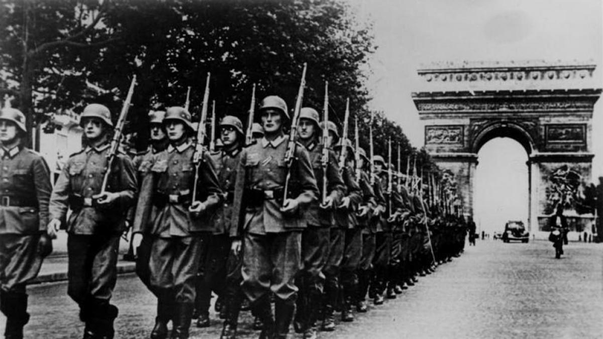 Soldados alemanes desfilan en los Campos Elíseos durante la ocupación alemana de París en 1940. 