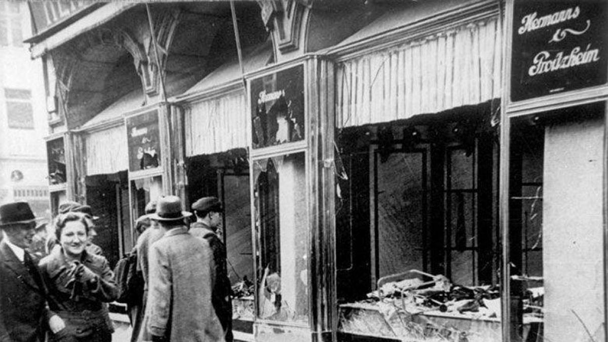 Un comercio judío destrozado durante la Noche de los Cristales Rotos. Foto: Wikimedia Commons / Bundesarchiv, Bild 146-1970-083-42 / CC-BY-SA 3.0. La noche de los Cristales Rotos