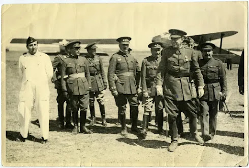 Emilio-Mola-Vidal-aterriza-en-el-aerodromo-de-Gamonal-Burgos-foto-Felix-Maiz-scaled