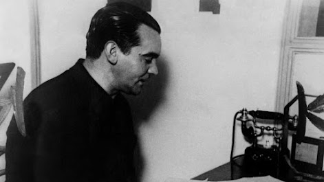 Federico-Garcia-Lorca-en-una-audicion-en-Radio-Stentor-durante-su-estancia-en-Buenos-Aires-en-1933.-EFE