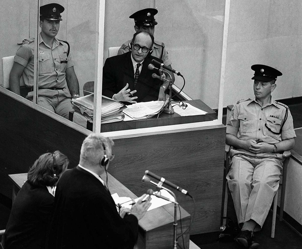 El criminal nazi Adolf Eichmann durante el juicio que lo condenó a muerte desde Israel, el 22 de junio de 1961.