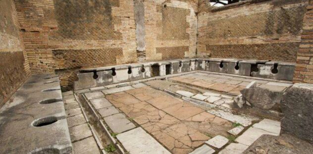 public-toilet-in-Roman