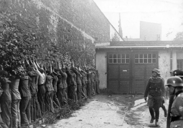 Los trabajadores de Correos, después de entregarse con el edificio en llamas, en Danzig