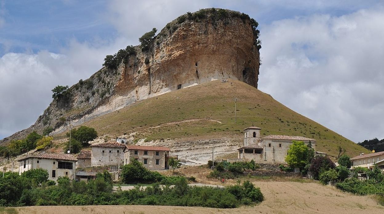 La Peña Colorada donde está la ermita de San Pantaleón de Losa, y a los pies, el puebo del mismo nombre ABC