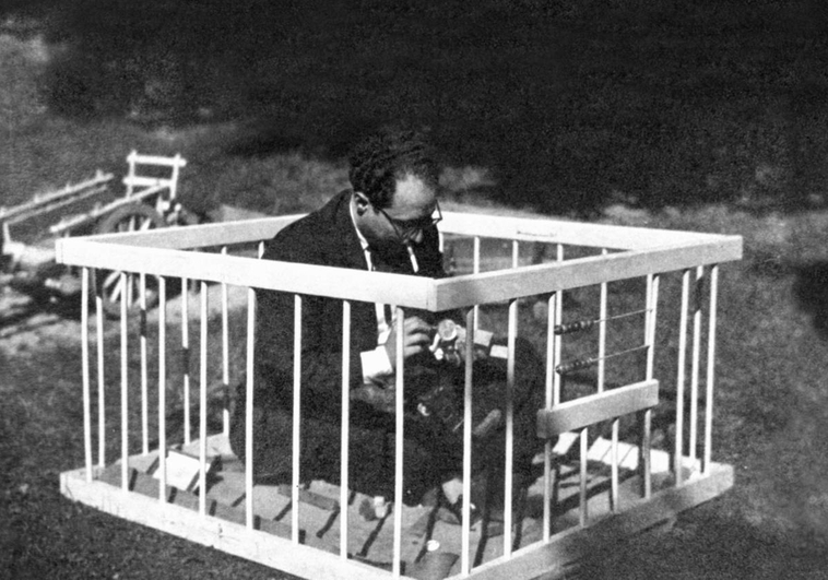 Francesc Tosquelles, en el jardín del hospital de Saint-Alban hacia 1944. Fotografía de Romain Vogoroux ARCHIVO FAMILIA TOSQUELLES