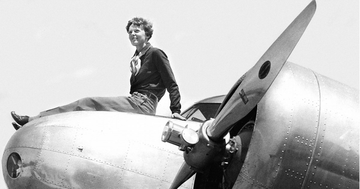 Amelia Earhart, sobre su avión, poco antes de su desaparición NYT