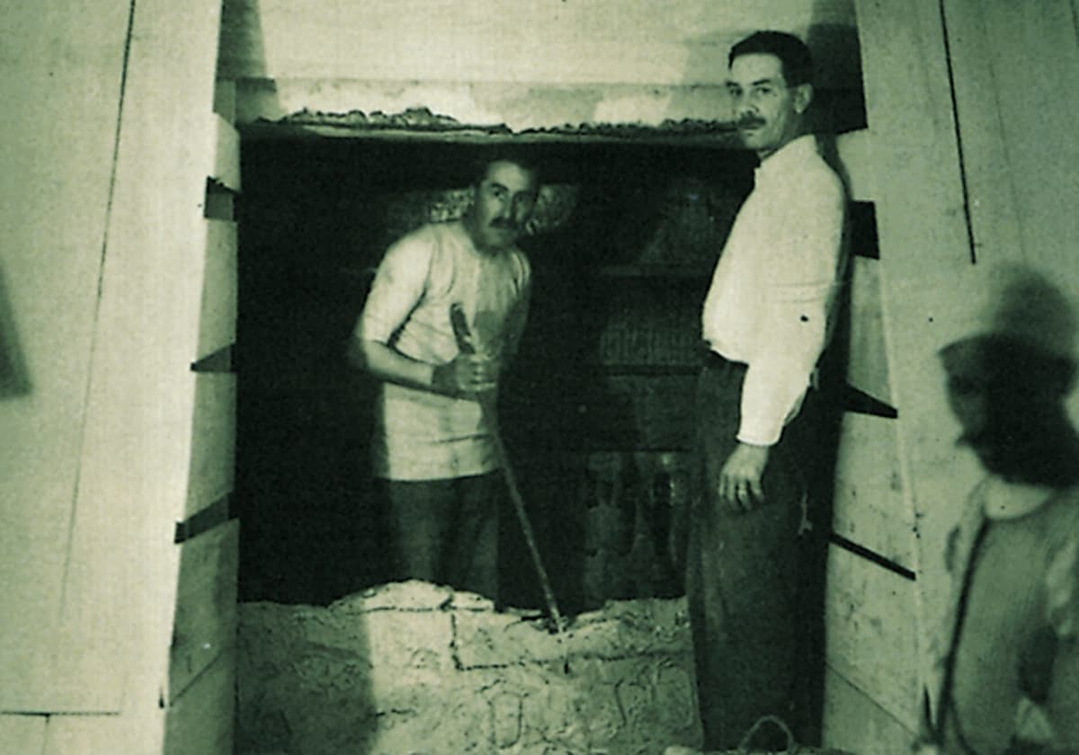 Howard Carter y lord Carnarvon, durante los trabajos en la tumba de Tutankamon en 1922 ABC