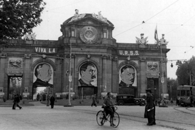 La Puerta de Alcalá, en 1937, celebraba la presencia del Ejército soviético con carteles de Stalin